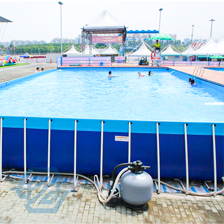 Sommerlicher, oberirdischer, großer Metallrahmen-Swimmingpool mit Filter und Leiter